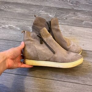 Blondo Women Giselle Boot Size 8.5 Waterproof  Wedge Heel Zip Bootie Gray Suede